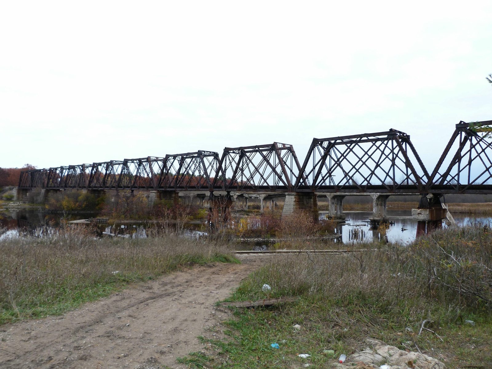 Overview of bridge from southwest quadrant.  Photo credit: Nathan Holth (Historicbridges.org); used with permission.